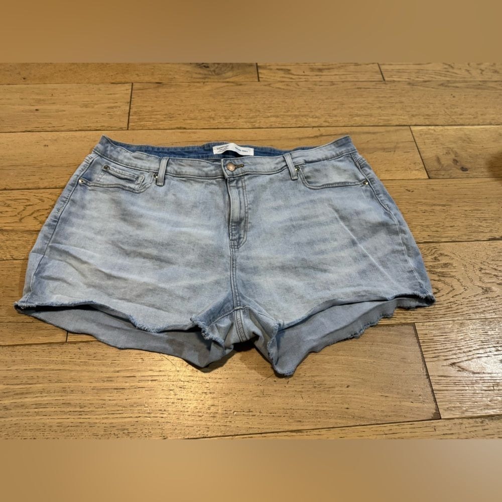 Signature by Levi Strauss High Rise Denim Shorts Light Wash Blue Size 22 (897)